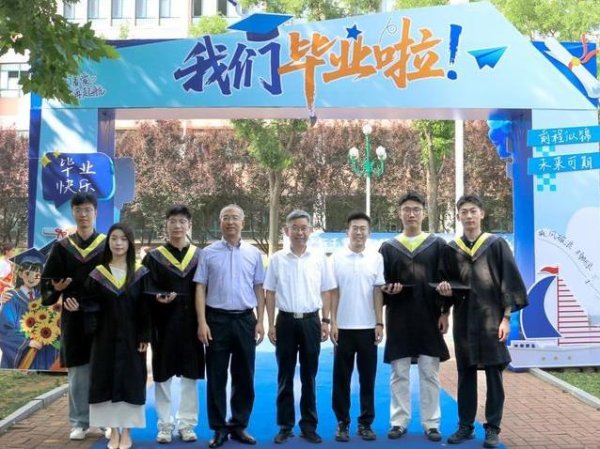 配资开户平台 青春告别校园，他们拿证书奔未来，却有一幕让人泪目